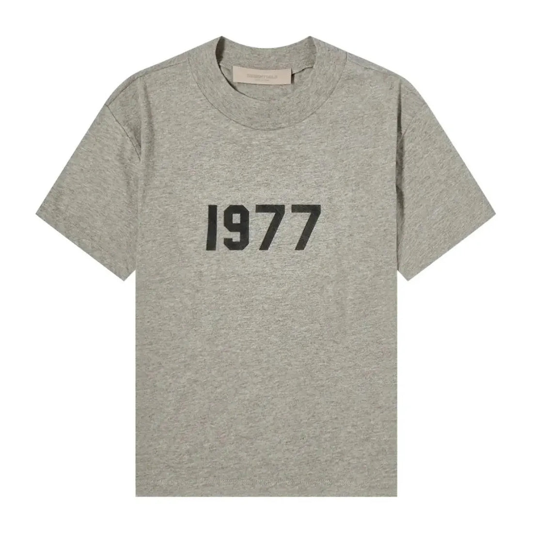 Fear of God Essentials 1977 Dark Oatmeal Tee z czarnym nadrukiem "1977" na piersi.