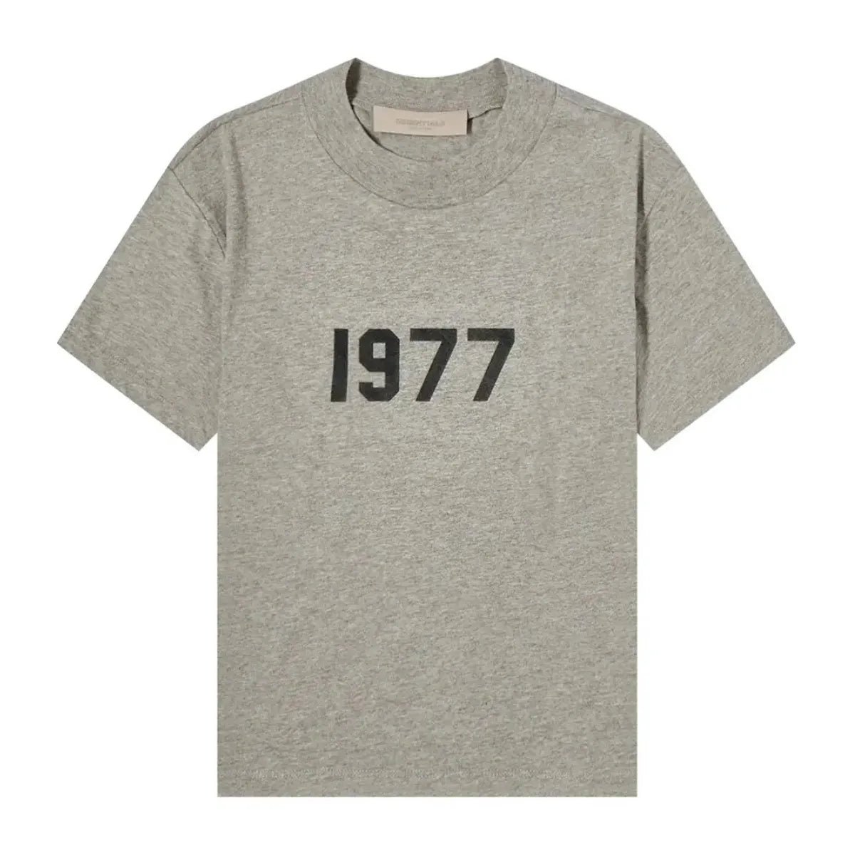 Fear of God Essentials 1977 Dark Oatmeal Tee z czarnym nadrukiem "1977" na piersi.