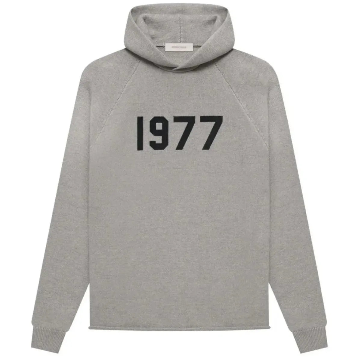 Fear of God Essentials 1977 Dark Oatmeal hoodie z czarnym napisem "1977" na piersi.