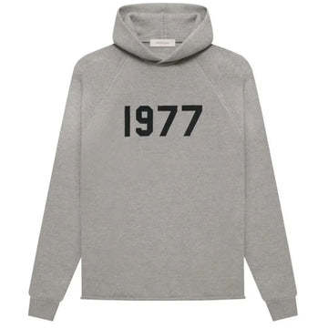 Fear of God Essentials 1977 Dark Oatmeal hoodie z czarnym napisem "1977" na piersi.