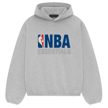 Fear of God Essentials NBA Light Heather Hoodie, jasna melanżowa szara bluza z kapturem i logo NBA.