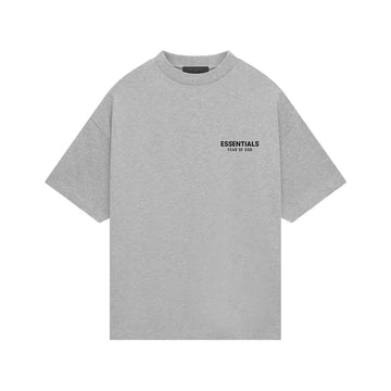 Jasnoszara koszulka Fear of God Essentials z bawełnianej dzianiny, oversize krój, logo na piersi.