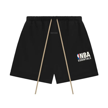 Czarne dresowe szorty Fear of God Essentials NBA z białym logo i beżowymi sznurkami.