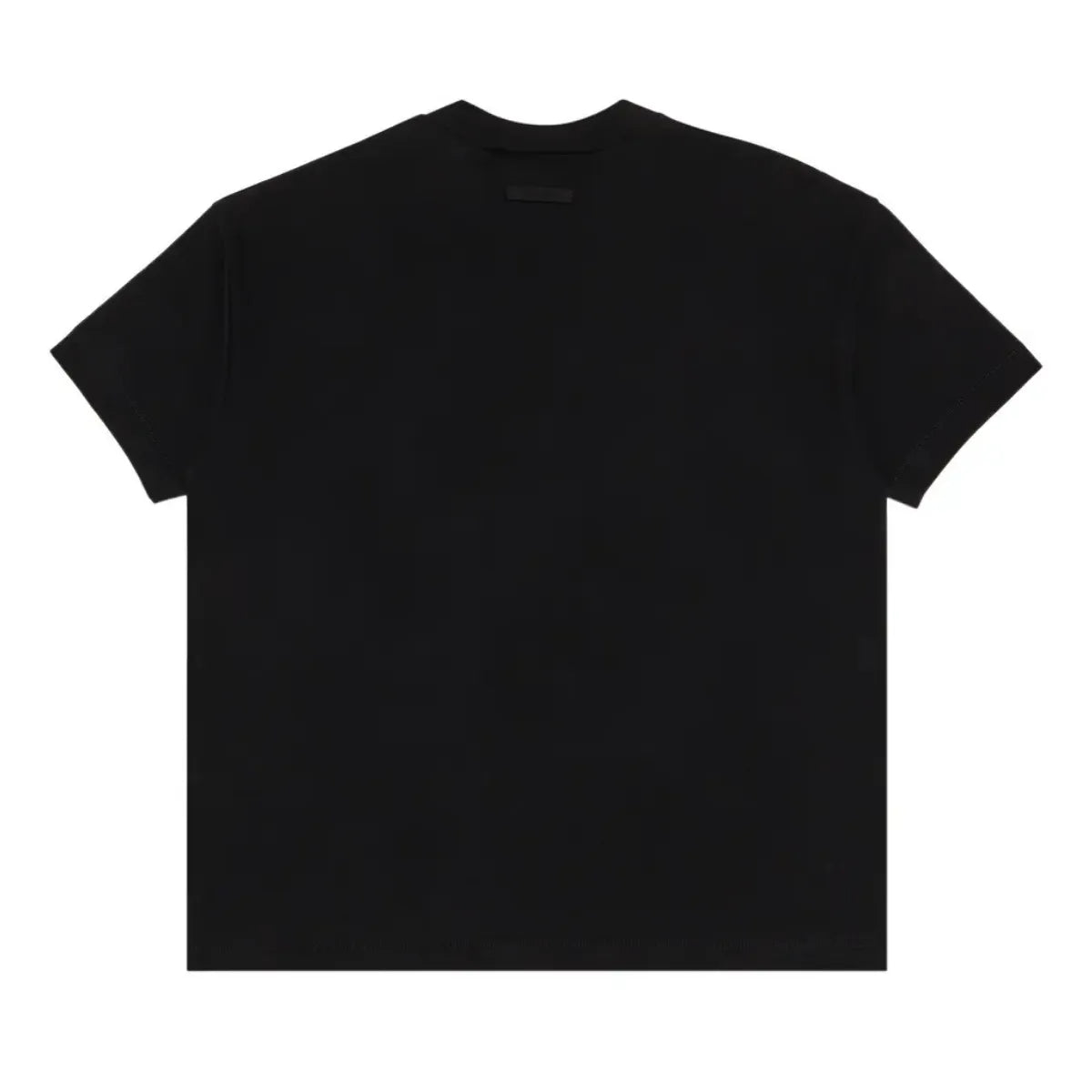 Czarny T-shirt Fear of God Essentials NBA z krótkim rękawem i okrągłym dekoltem.