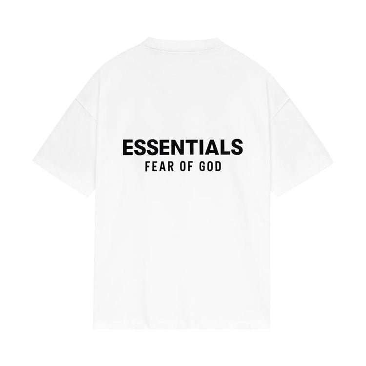 Biały T-shirt Fear of God Essentials z czarnym logo na plecach, oversize, bawełna jersey.