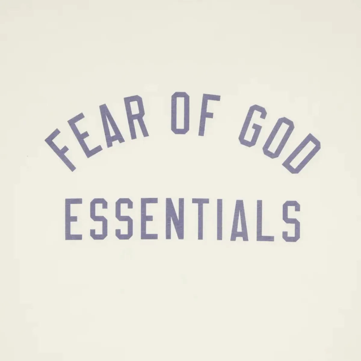 Kremowy T-shirt Fear of God Essentials z fioletowym logo "Fear of God Essentials" na piersi.