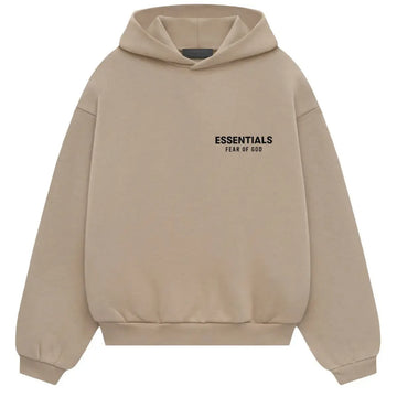 Fear of God Essentials Fleece Hoodie w kolorze Desert Sand z czarnym logo na piersi.
