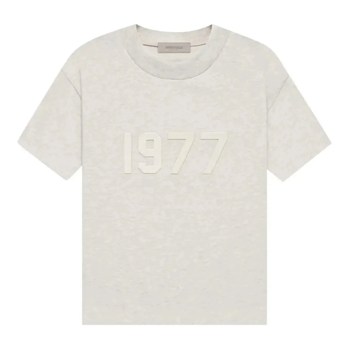 Fear of God Essentials 1977 Dark Oatmeal T-shirt z wytłoczonym numerem 1977 na piersi.