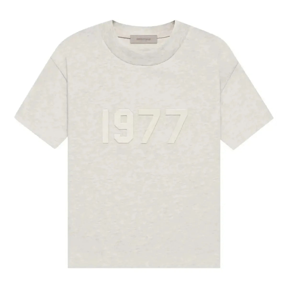 Jasna koszulka Fear of God Essentials 1977 w kolorze Light Oatmeal z wytłoczonym napisem "1977".