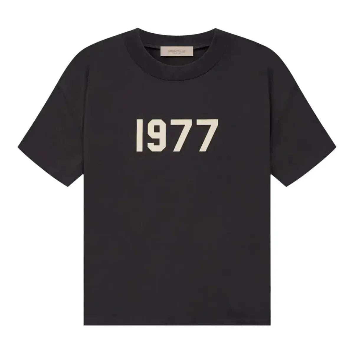 Fear of God Essentials 1977 Iron Tee, ciemnoszara koszulka z białym napisem "1977" na przodzie.