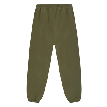 Fear of God Essentials Military Fleece Sweatpant w kolorze oliwkowym, z elastycznym pasem i mankietami.