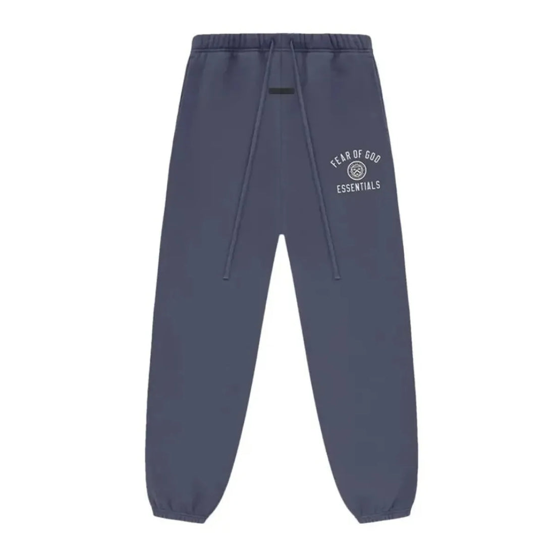 Fear of God Essentials Marine Fleece Sweatpant w granatowym kolorze, z białym logo i ściągaczami.