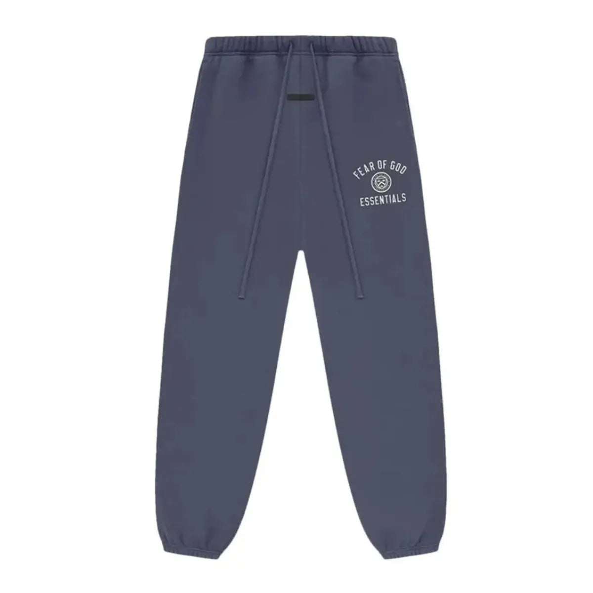 Fear of God Essentials Marine Fleece Sweatpant w granatowym kolorze, z białym logo i ściągaczami.
