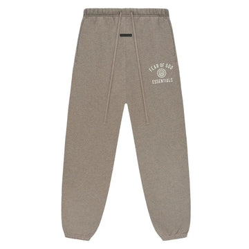 Fear of God Essentials Heather Grey State Fleece Sweatpant z białym logo na lewej nogawce.