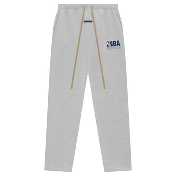 Fear of God Essentials NBA Light Heather Sweatpant, jasne melanżowe spodnie dresowe z logo NBA.