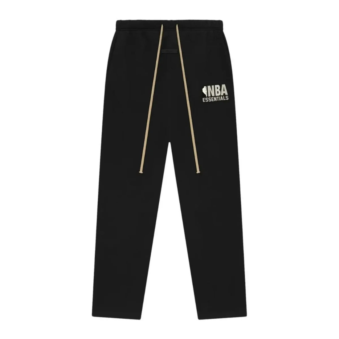 Czarne spodnie dresowe Fear of God Essentials Fleece Sweatpant z logo NBA i beżowymi sznurkami.